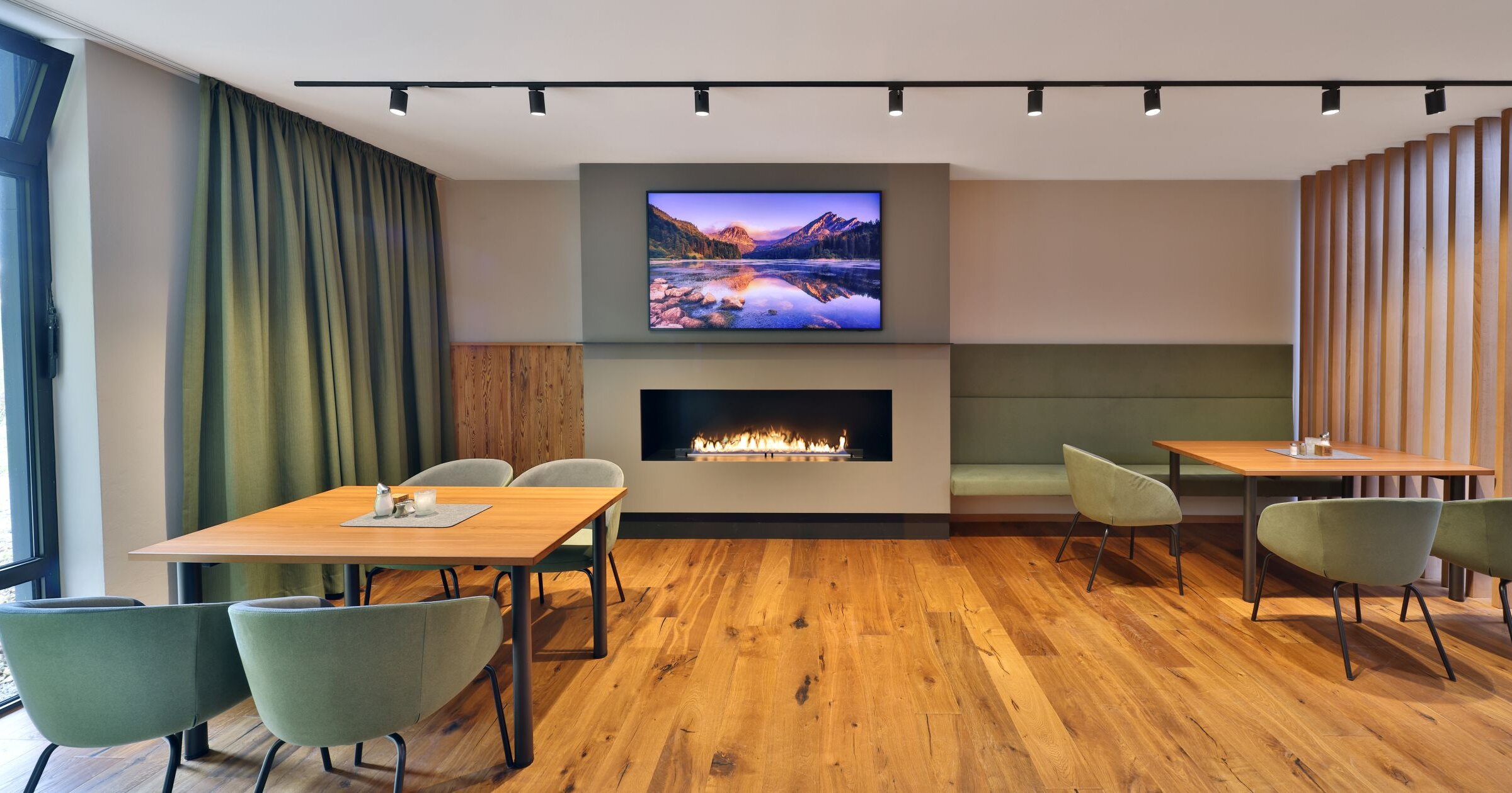 Gemütliche Kaminlounge der Akademie Westerham mit modernem Design und Blick auf den Kamin