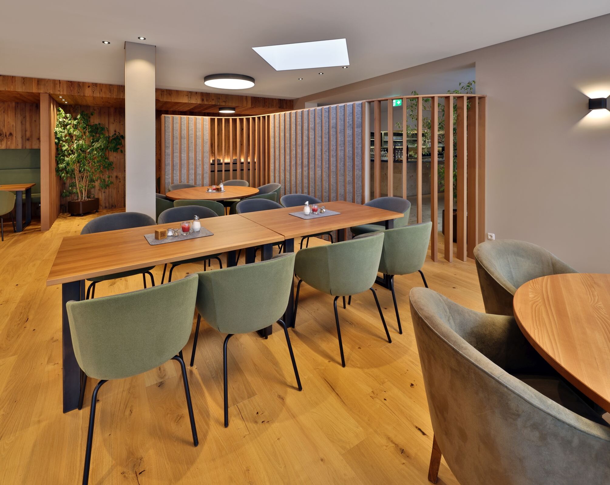 Gemütlicher Restaurantbereich der Akademie Westerham mit modernen Holztischen und stilvollem Ambiente