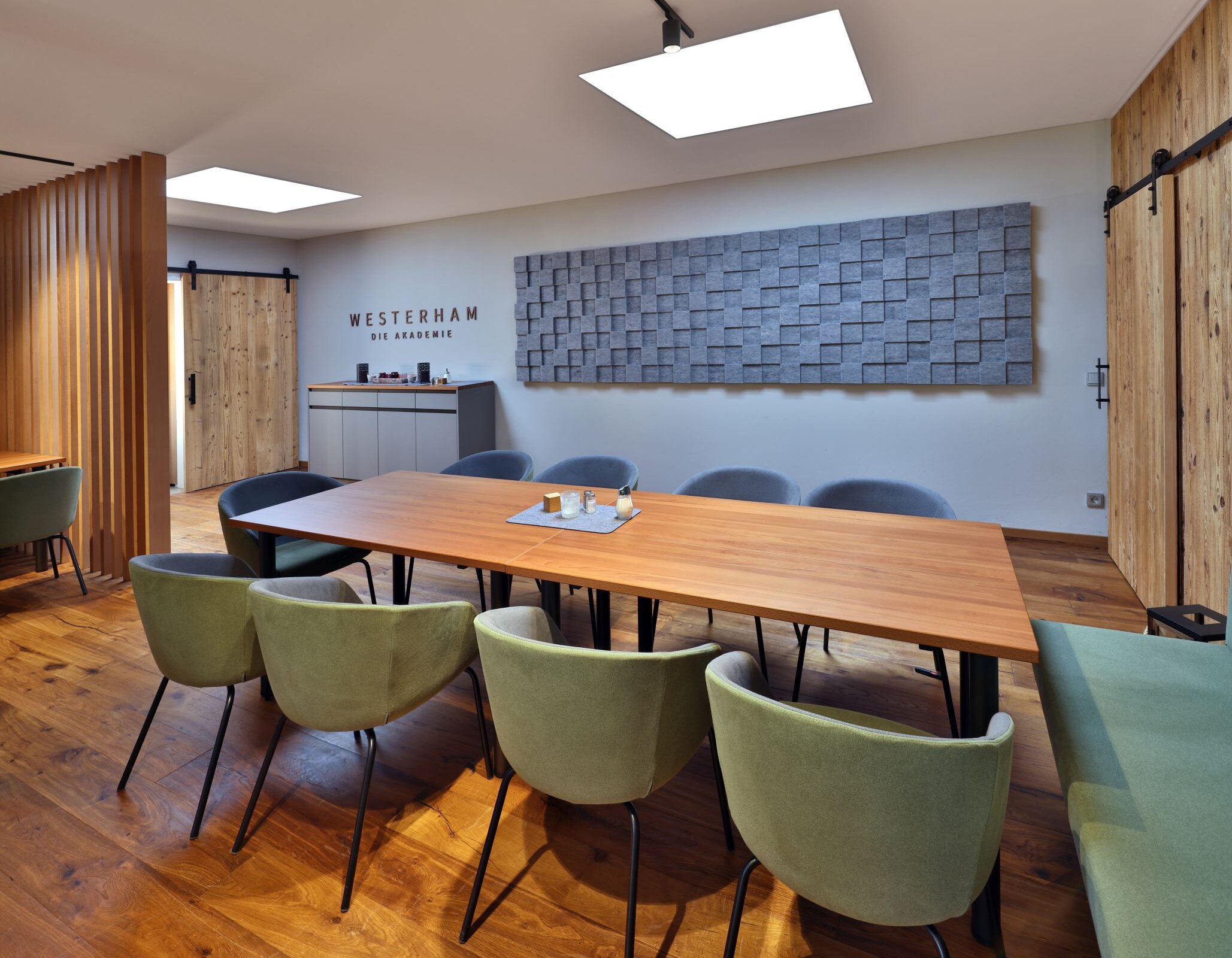 Kaminstüberl der Akademie Westerham mit elegantem Holztisch und gemütlicher Atmosphäre für festliche Menüs