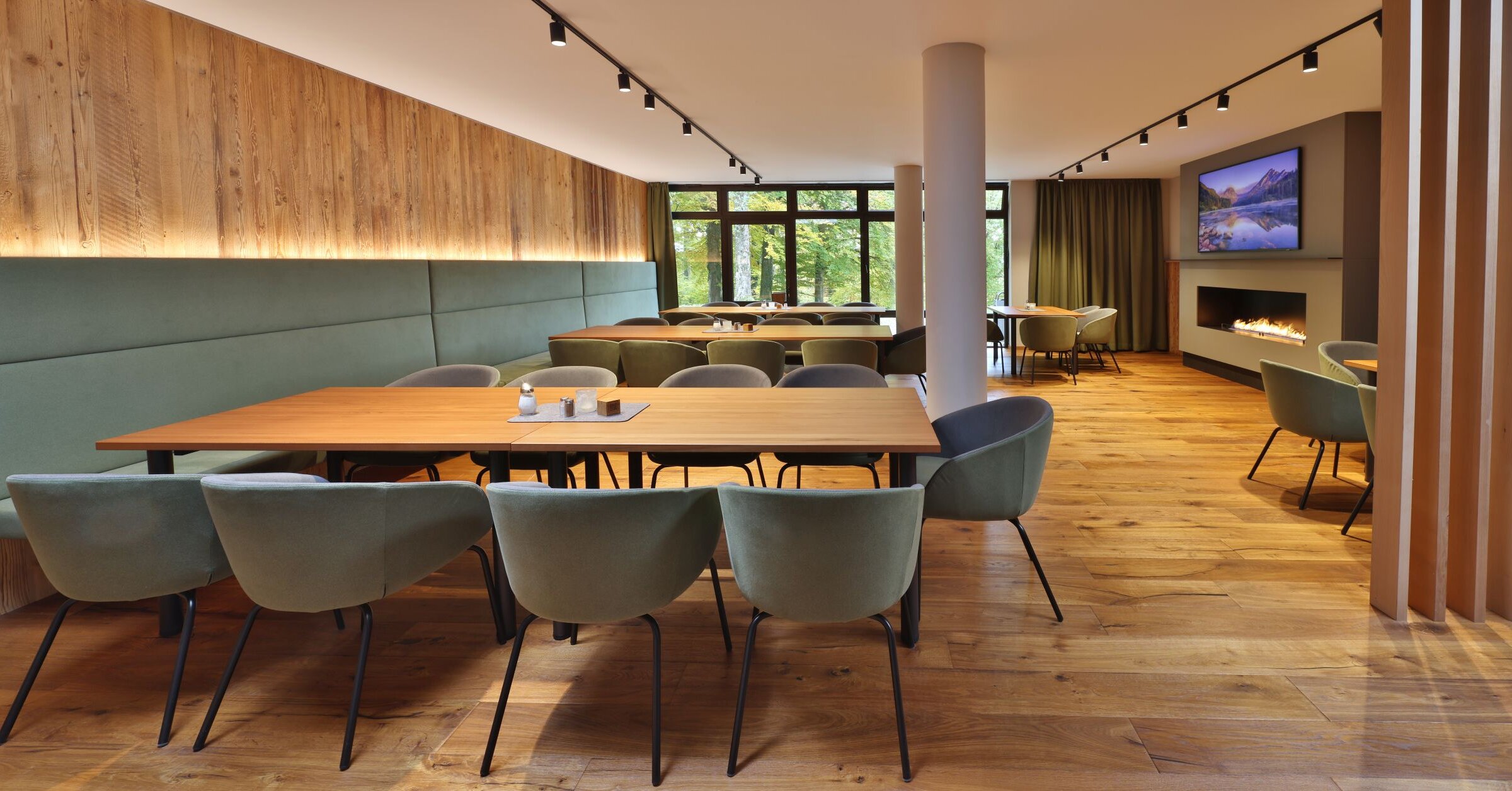 Moderner Speiseraum in der Akademie Westerham mit Holzelementen und gemütlicher Atmosphäre