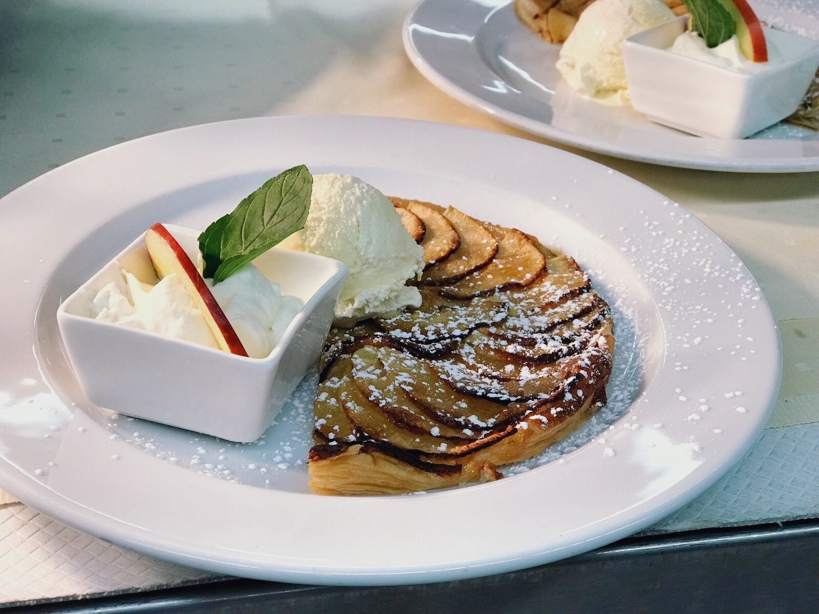 Apfeltarte mit Vanilleeis und Sahne aus der Küche der Akademie Westerham