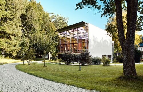 Modernes Akademiegebäude der IHK Akademie Westerham inmitten grüner Natur – idealer Ort für Weiterbildungen mit Ruhe und Inspiration.