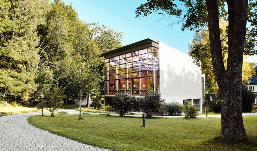 Ein Ort, an dem moderne Architektur auf natürliche Ruhe trifft und Inspiration schon auf dem Weg entsteht.