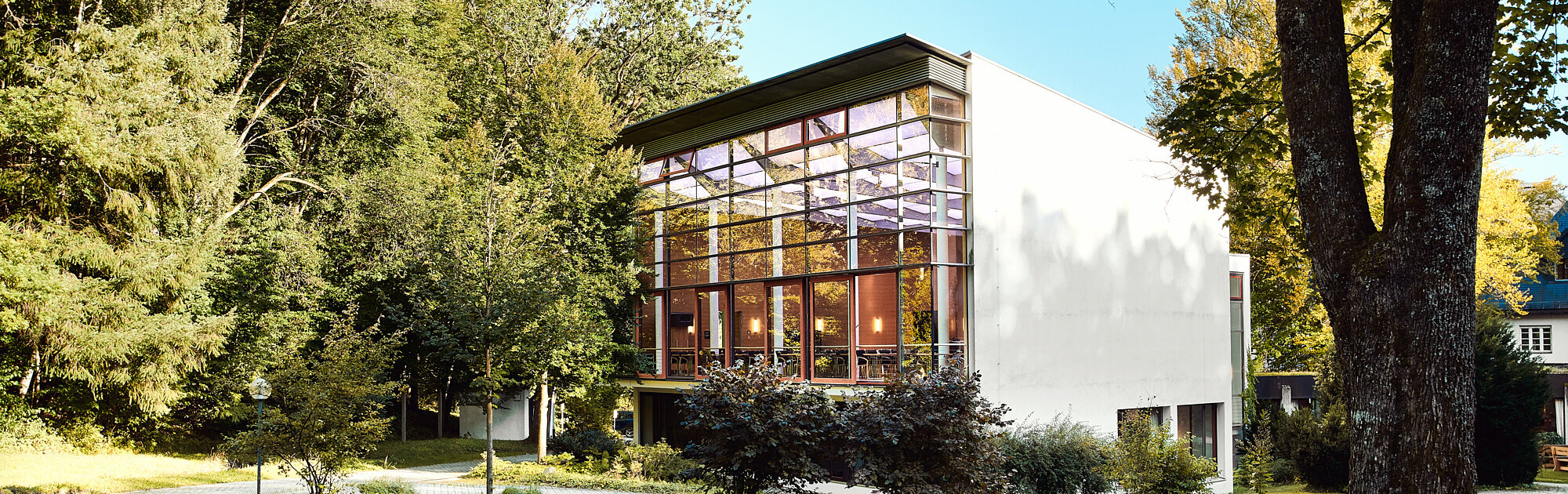 Ein Ort, an dem moderne Architektur auf natürliche Ruhe trifft und Inspiration schon auf dem Weg entsteht.