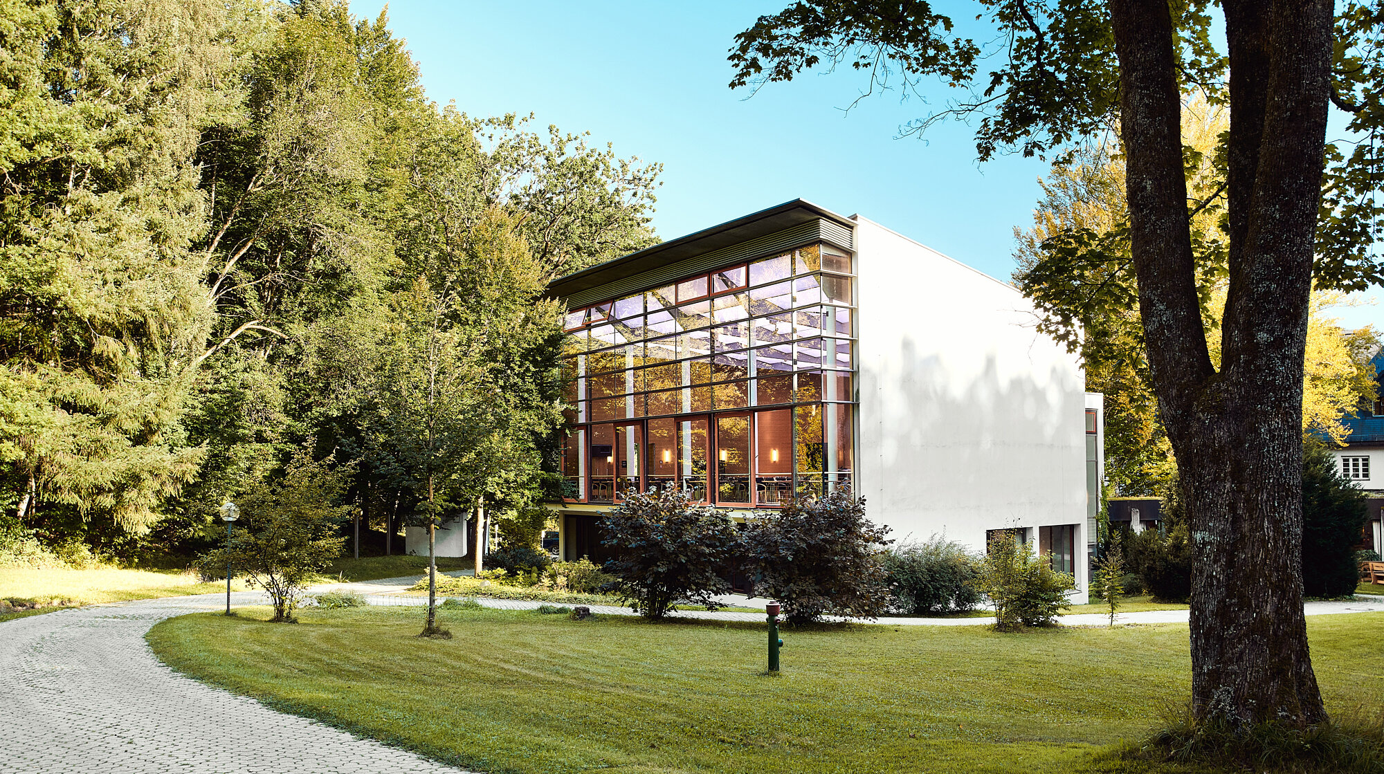 Seminarhaus der Akademie Westerham mit moderner Glasfassade in grüner Umgebung