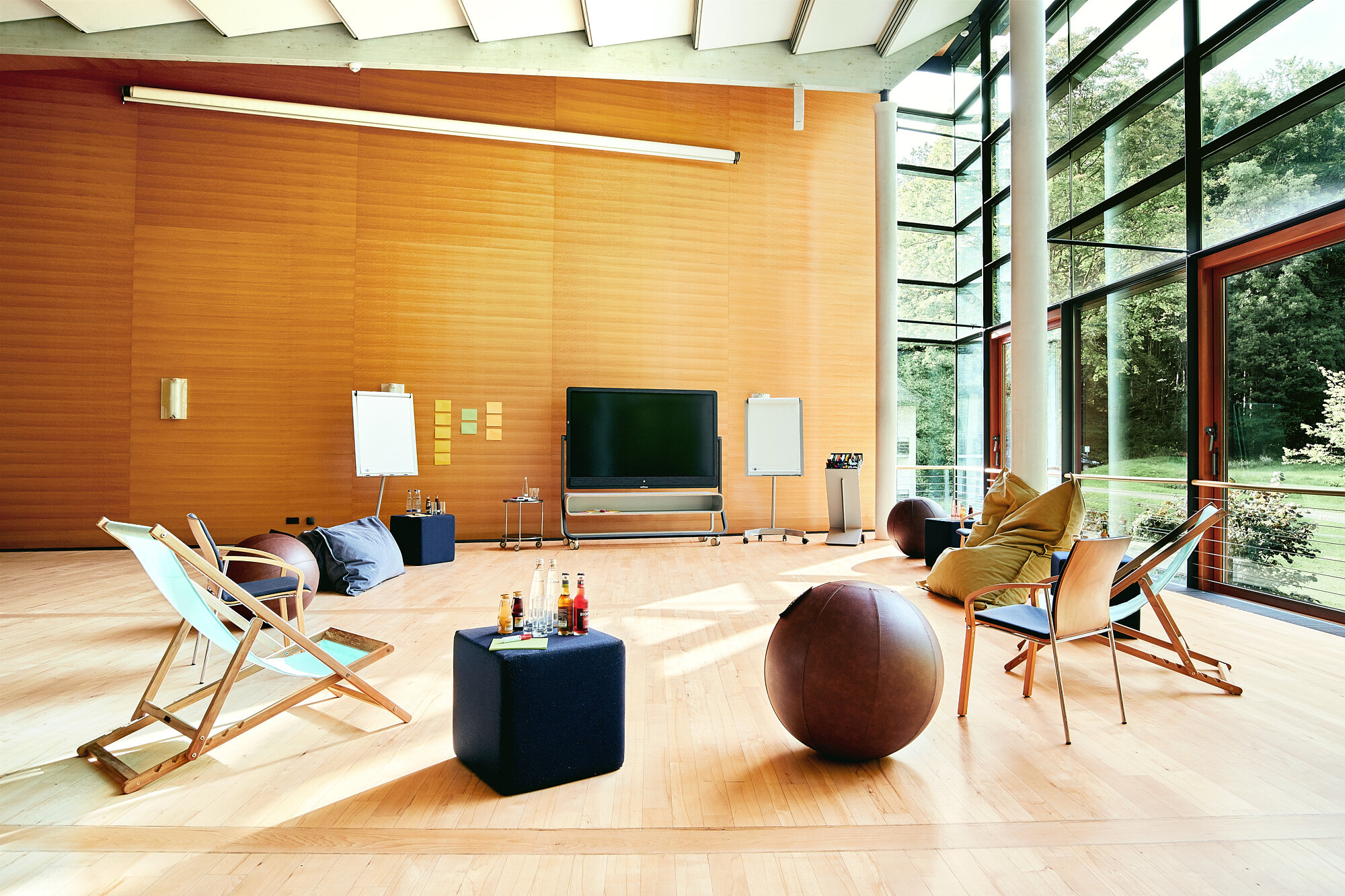 Moderner Veranstaltungsraum in der Akademie Westerham mit großen Fenstern, moderner Technik und flexibler Bestuhlung für Tagungen und Workshops