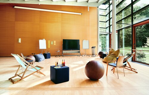 Großer heller Veranstaltungssaal mit moderner Ausstattung und Blick ins Grüne in der Akademie Westerham für Tagungen und Vorträge