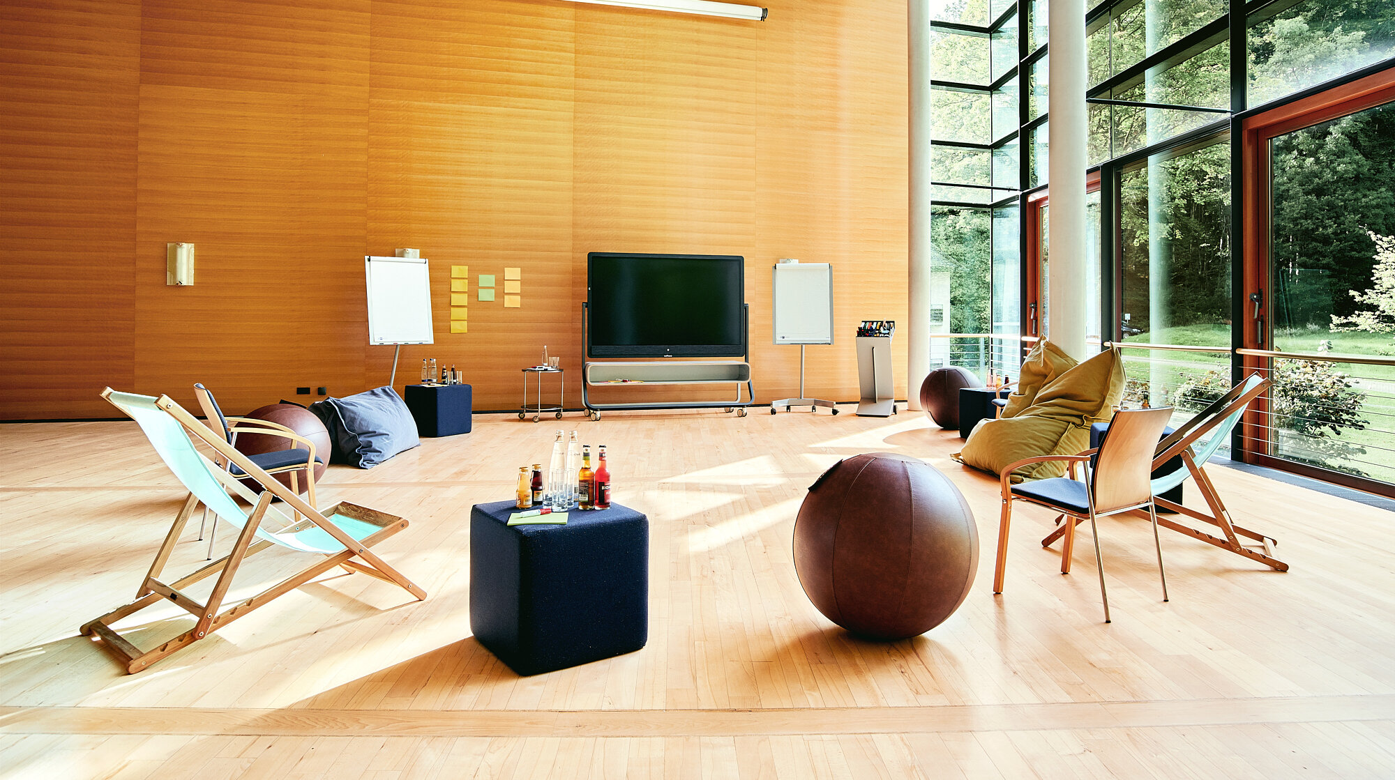 Der Saal "Open Space" im Tagungshotel in Westerham mit kreativer Bestuhlung. 