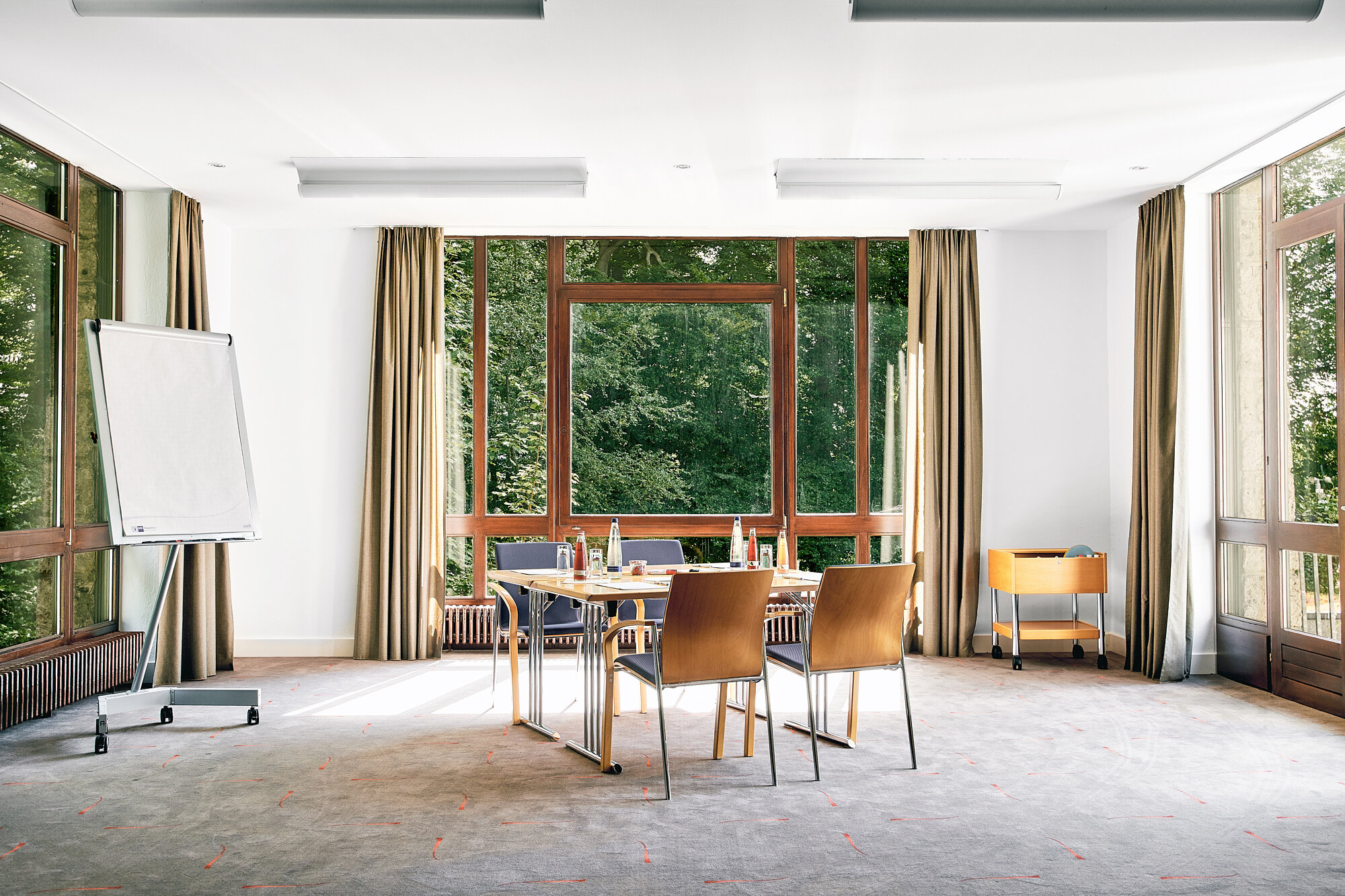 Moderner Tagungsraum mit Tageslicht und Waldblick – einer von 24 Räumen im ausgezeichneten Tagungshotel nahe München