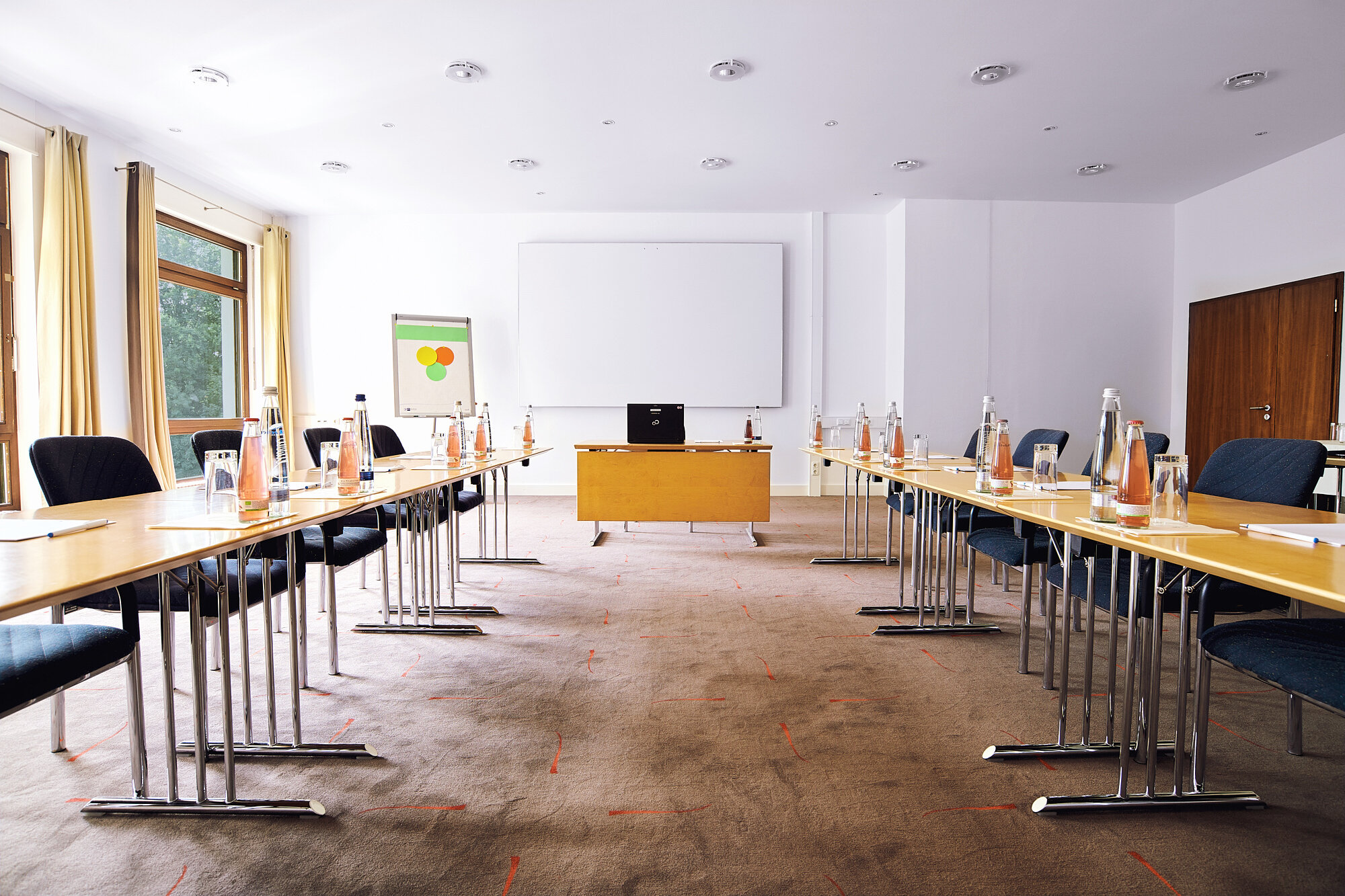 „Modern ausgestatteter Tagungsraum im Tagungshotel Westerham mit Technik und flexibler Raumaufteilung für Seminare und Workshops.