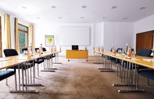 Großer heller Seminarraum in der Akademie Westerham mit moderner Ausstattung und Tageslichtfenstern für Schulungen und Tagungen