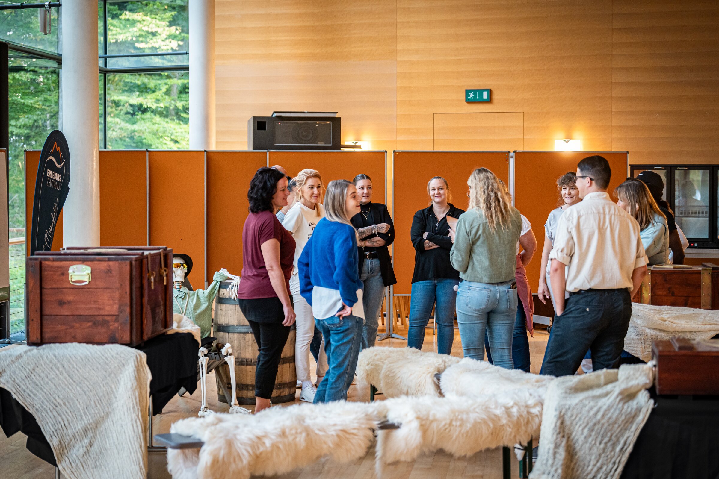 Teilnehmende stehen in einer Gruppe in einem Raum, besprechen Aufgaben und planen gemeinsam beim Team Escape Game in Westerham