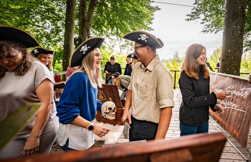 Team beim Outdoor-Abenteuer mit Piratenmotto – gemeinsames Teamerlebnis mit Spaß, Motivation und Teamgeist in der Natur