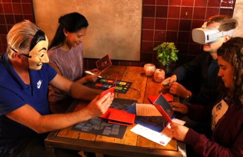 Person trägt eine Virtual-Reality-Brille und Kopfhörer, vertieft in ein VR-Erlebnis