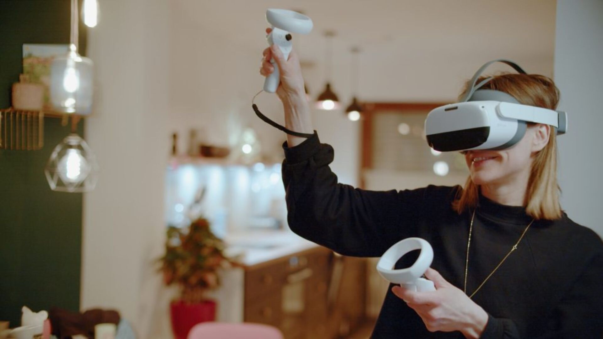 Teilnehmerin mit Virtual-Reality-Brille und Controllern erlebt eine interaktive Lernsituation – Symbol für modernes, erlebnisorientiertes Lernen an der IHK Akademie Westerham.“