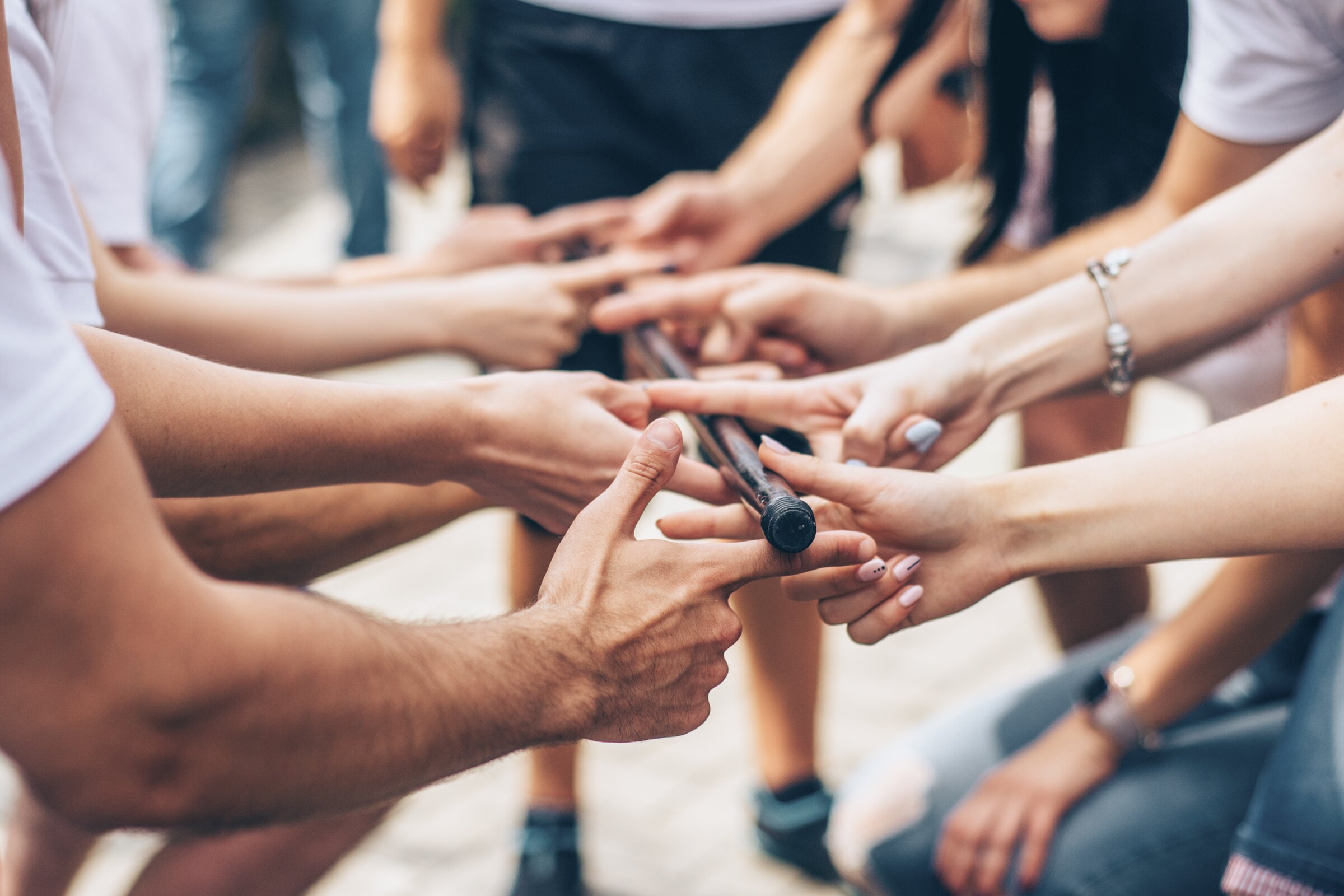 Teilnehmende absolvieren eine Teamübung mit gemeinsamem Einsatz und Kooperation