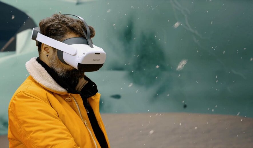 person trägt eine vr-brille und erlebt ein immersives virtual-reality-abenteuer in winterlicher szenerie