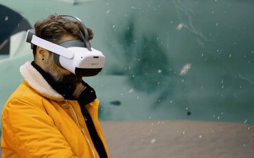 Teilnehmer trägt VirtuTeilnehmer trägt Virtual-Reality-Brille und erlebt eine digitale Teamübungal-Reality-Brille während eines digitalen Teamerlebnisses – Symbol für moderne, interaktive Teamtrainings mit VR-Technologie an der IHK Akademie Westerham.