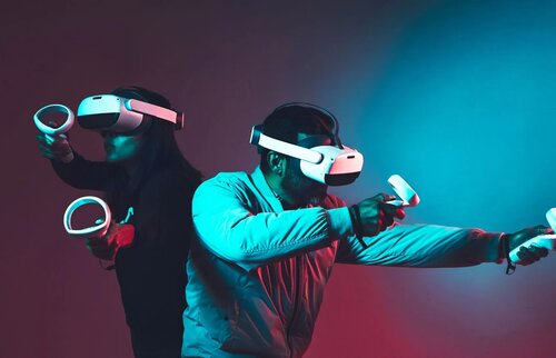 Team nutzt Virtual-Reality-Technologie für ein immersives digitales Teamerlebnis, das Zusammenarbeit, Zukunftskompetenzen und Innovation stärkt.