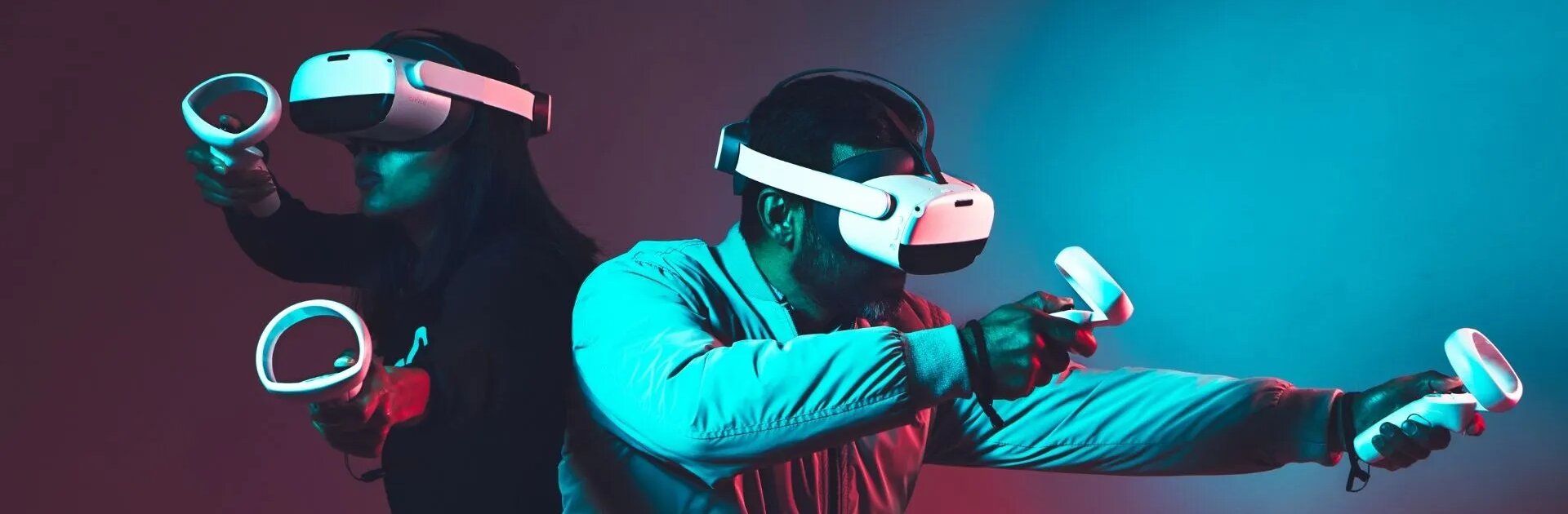 zwei personen mit vr-brillen und controllern tauchen in eine actionreiche virtual-reality-spielszene ein