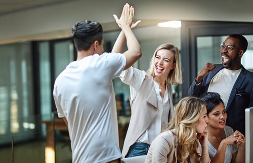 Ein motiviertes Team feiert gemeinsame Erfolge während eines nachhaltigen Teamtrainings der IHK Akademie Westerham, das Zusammenarbeit, Achtsamkeit und Verantwortungsbewusstsein miteinander verbindet.