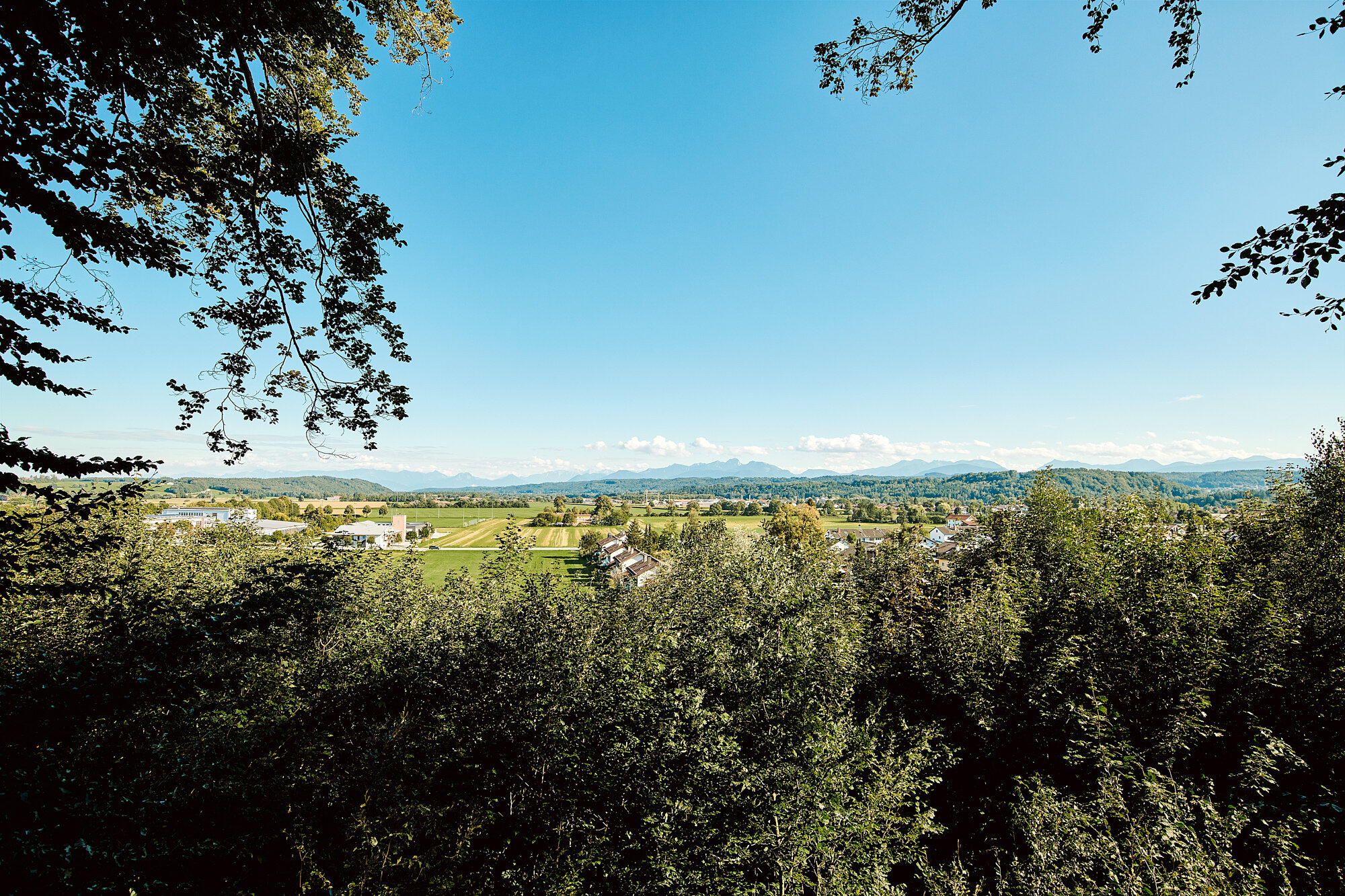 Panoramablick über die grüne Landschaft und Berge rund um Westerham – Aussicht von der Teamplattform der IHK Akademie Westerham