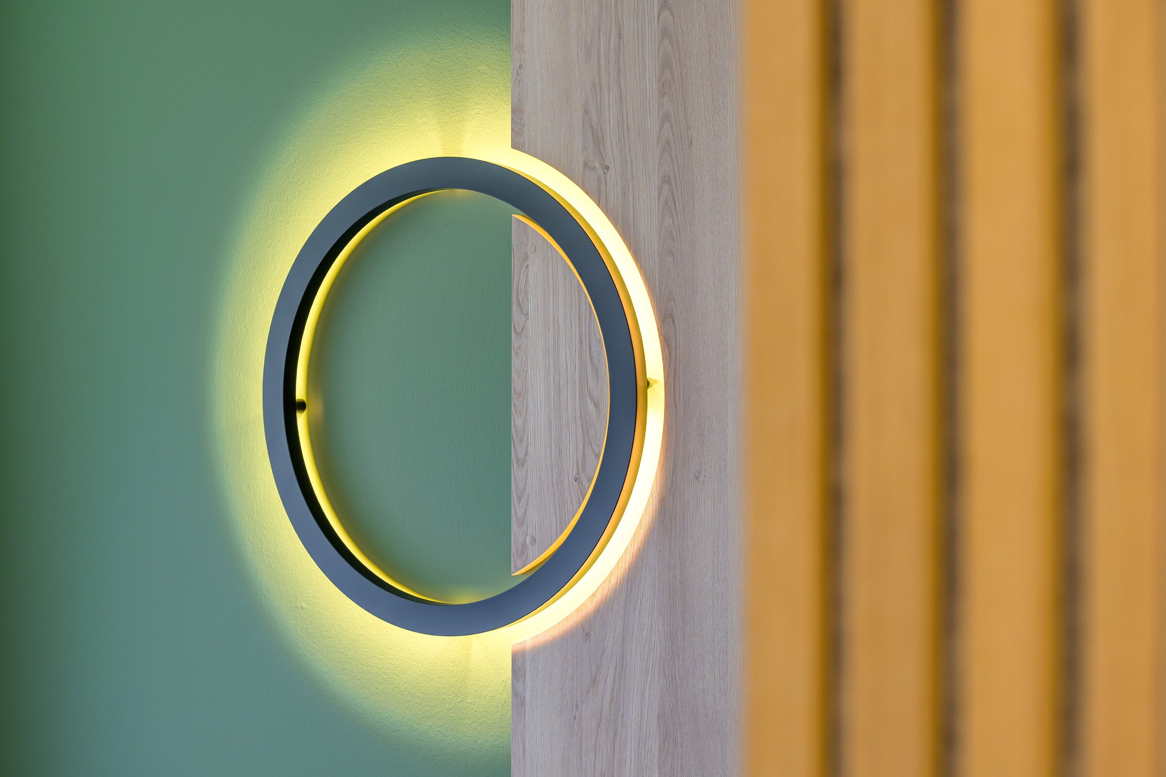 Design-Wandleuchte mit warmem Licht im Zimmer der Akademie Westerham