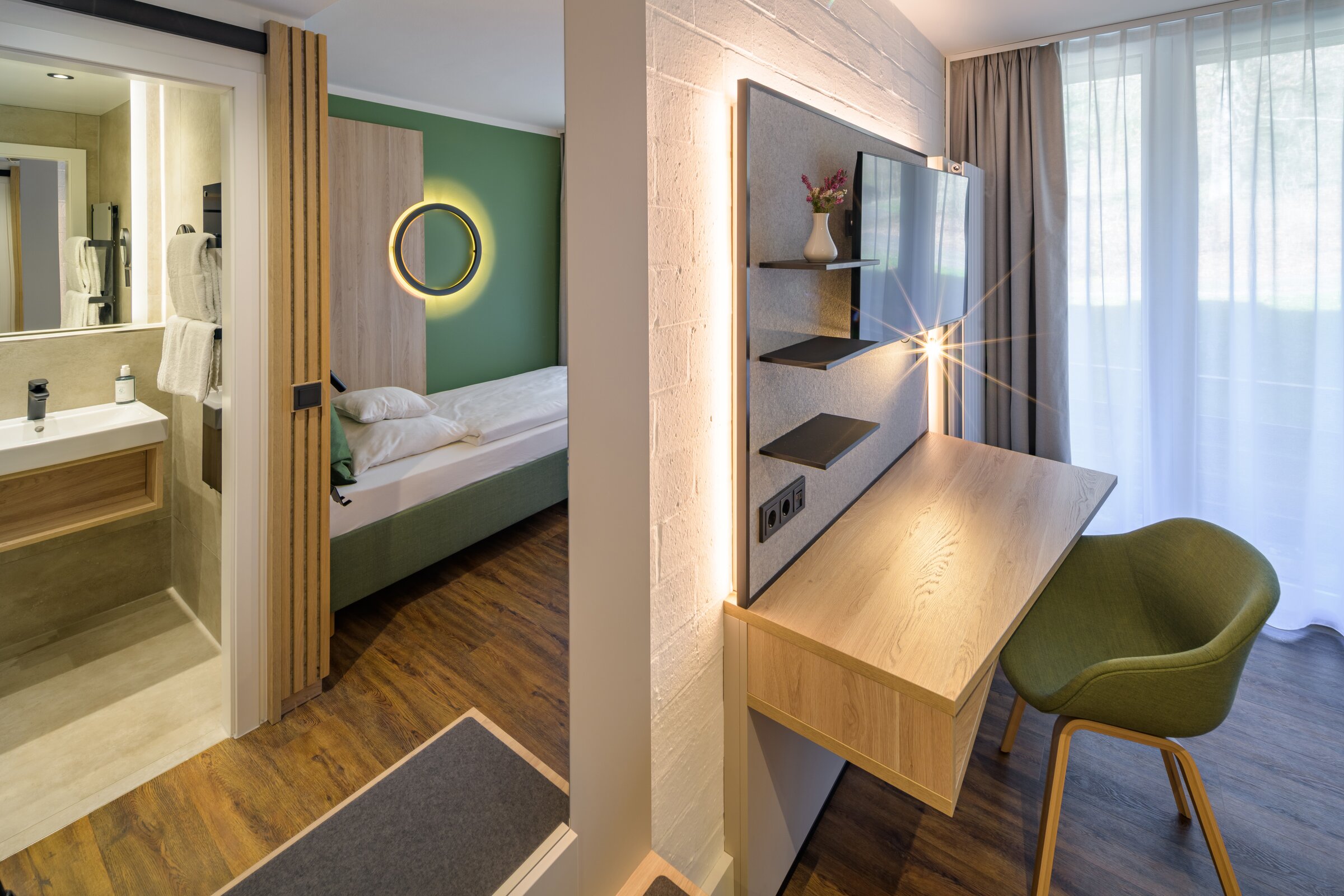 Modernes Einzelzimmer der Akademie Westerham mit Schreibtisch, gemütlichem Bett und hellem Bad