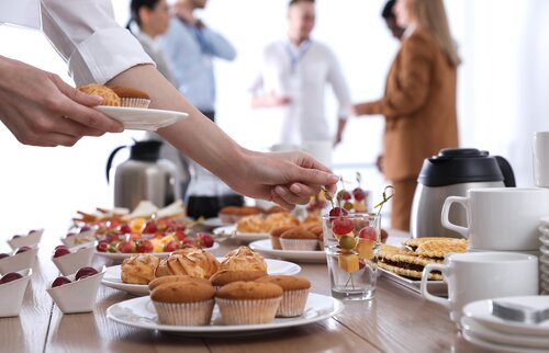 Beim Personalerfrühstück der IHK Akademie München genießen Teilnehmende eine entspannte Atmosphäre mit Kaffee und Snacks, um sich über aktuelle HR-Themen auszutauschen und zu vernetzen.