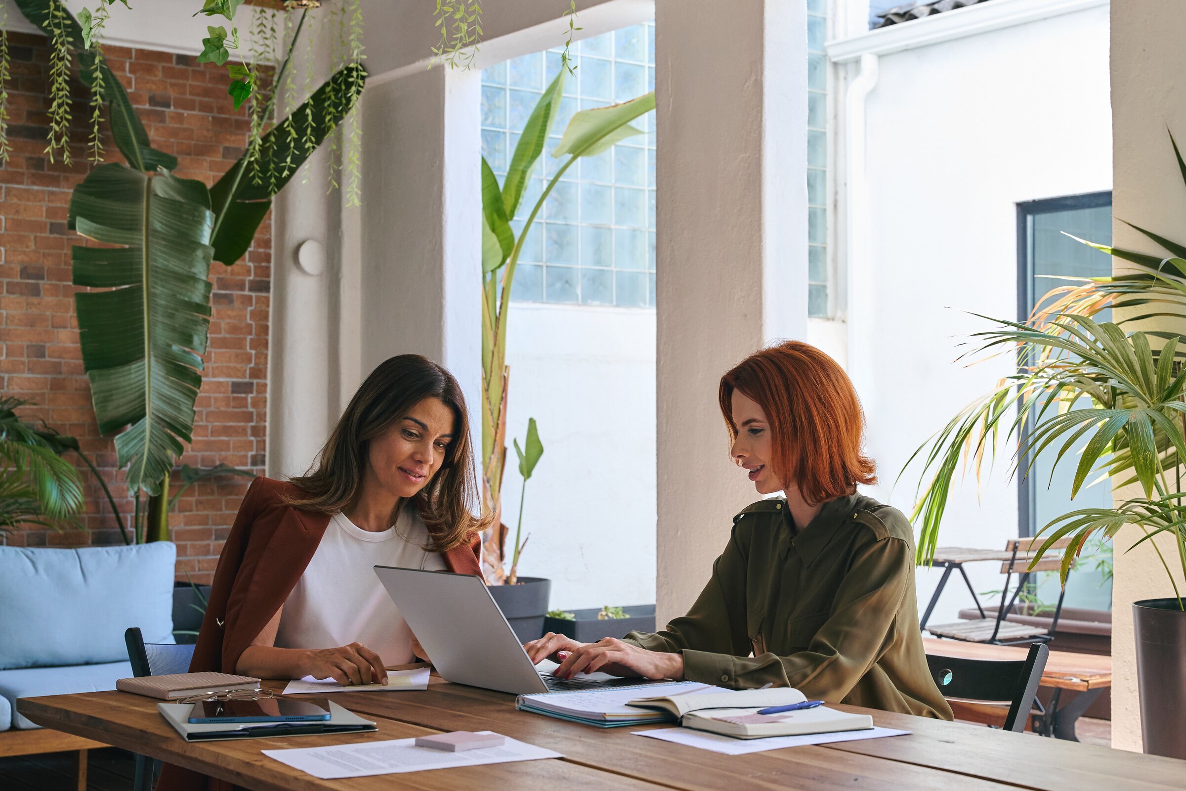 Gruppe von Fachkräften im Gespräch während einer Besprechung – Symbol für praxisnahes Lernen und Austausch zu arbeitsrechtlichen Themen.