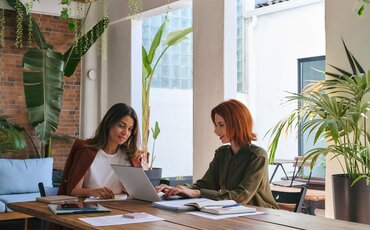 Mitarbeiterinnen verbessern ihre Büroorganisation und optimieren Arbeitsabläufe in der Weiterbildung.