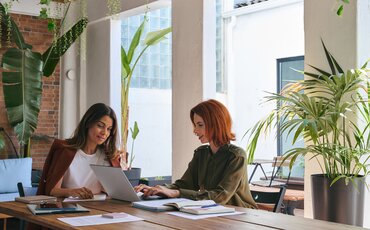 Mitarbeiterinnen verbessern ihre Büroorganisation und optimieren Arbeitsabläufe in der Weiterbildung.