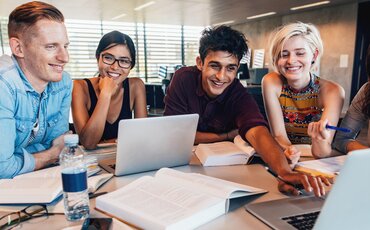 Auszubildende arbeiten gemeinsam an Projekten und stärken ihre Schlüsselqualifikationen in der Weiterbildung für eine erfolgreiche Ausbildung.