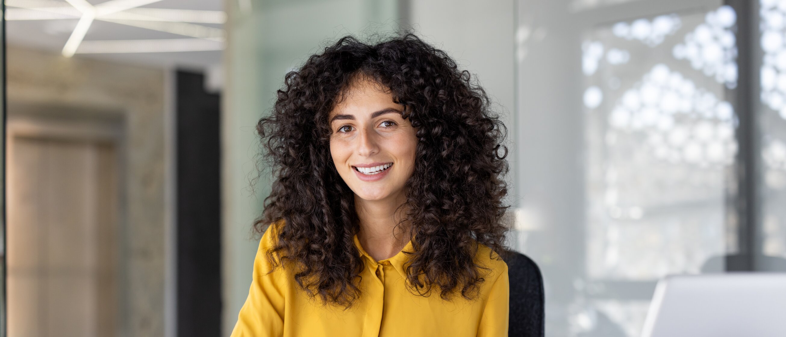 Eine Finanzexpertin analysiert Unternehmenszahlen und erstellt Bilanzen – Weiterbildung zur Stärkung der Finanzkompetenz im Bereich Rechnungswesen und Bilanzanalyse.