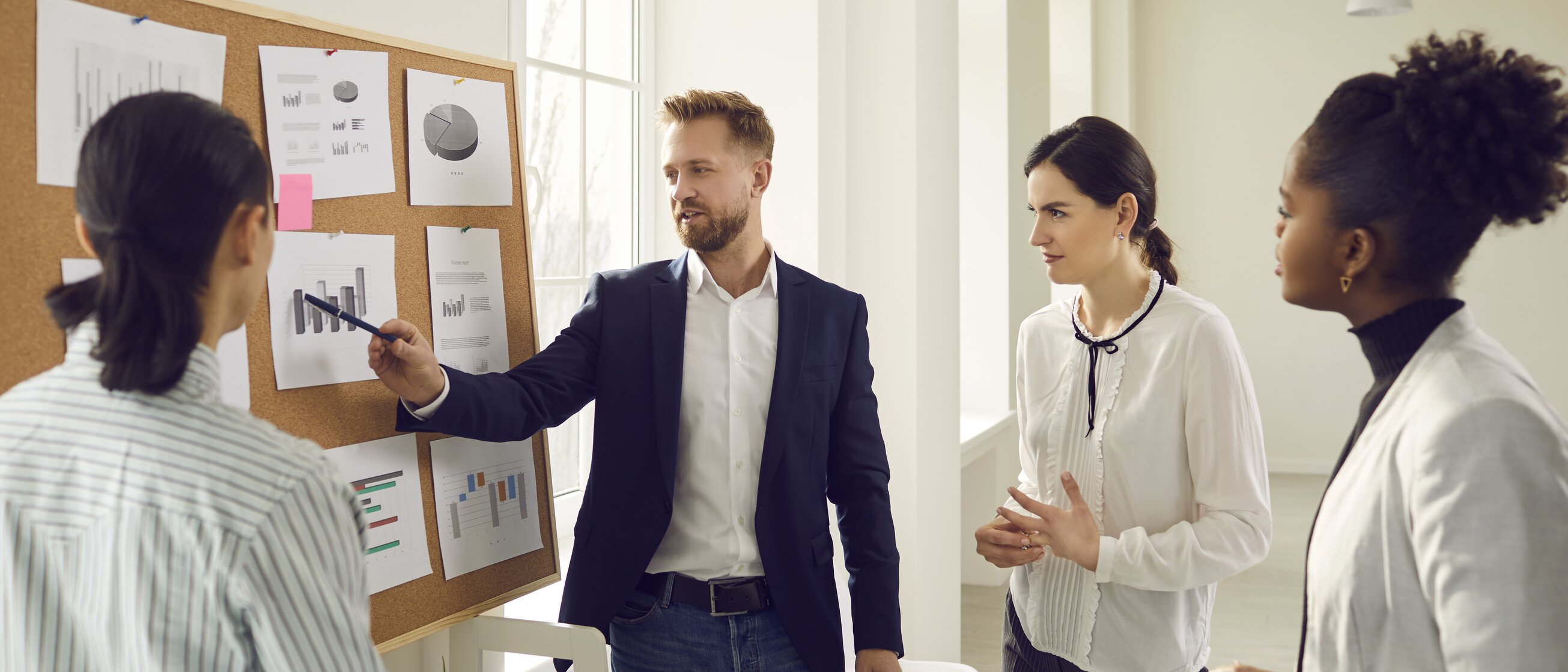 Dozent erklärt Auswertungen auf Pinnwand – praxisnahe Weiterbildung zur IHK-Fachkraft Rechnungswesen