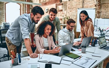 Teilnehmer trägt VirtuTeilnehmer trägt Virtual-Reality-Brille und erlebt eine digitale Teamübungal-Reality-Brille während eines digitalen Teamerlebnisses – Symbol für moderne, interaktive Teamtrainings mit VR-Technologie an der IHK Akademie Westerham.
