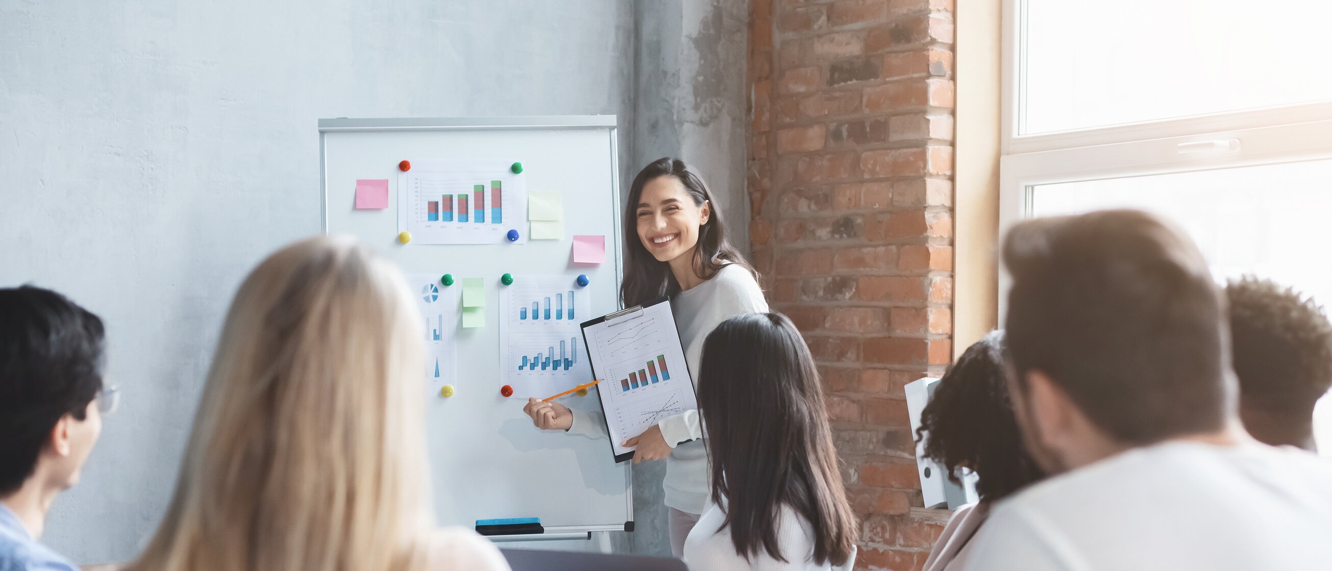 Dozentin präsentiert Finanzdiagramme vor Seminarteilnehmenden – Weiterbildung zur IHK-Fachkraft Rechnungswesen