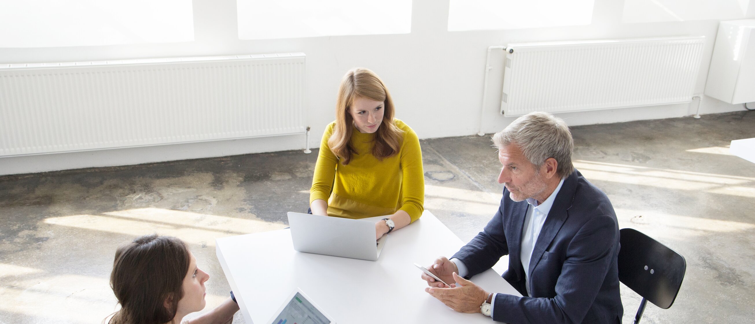 Drei Personen sitzen gemeinsam am Tisch und besprechen Finanzstrategien – praxisnahe Weiterbildung zum geprüften Fachmann bzw. zur geprüften Fachfrau für Finanzanlagen (IHK) mit Fokus auf Beratungskompetenz und Anlagestrategien.