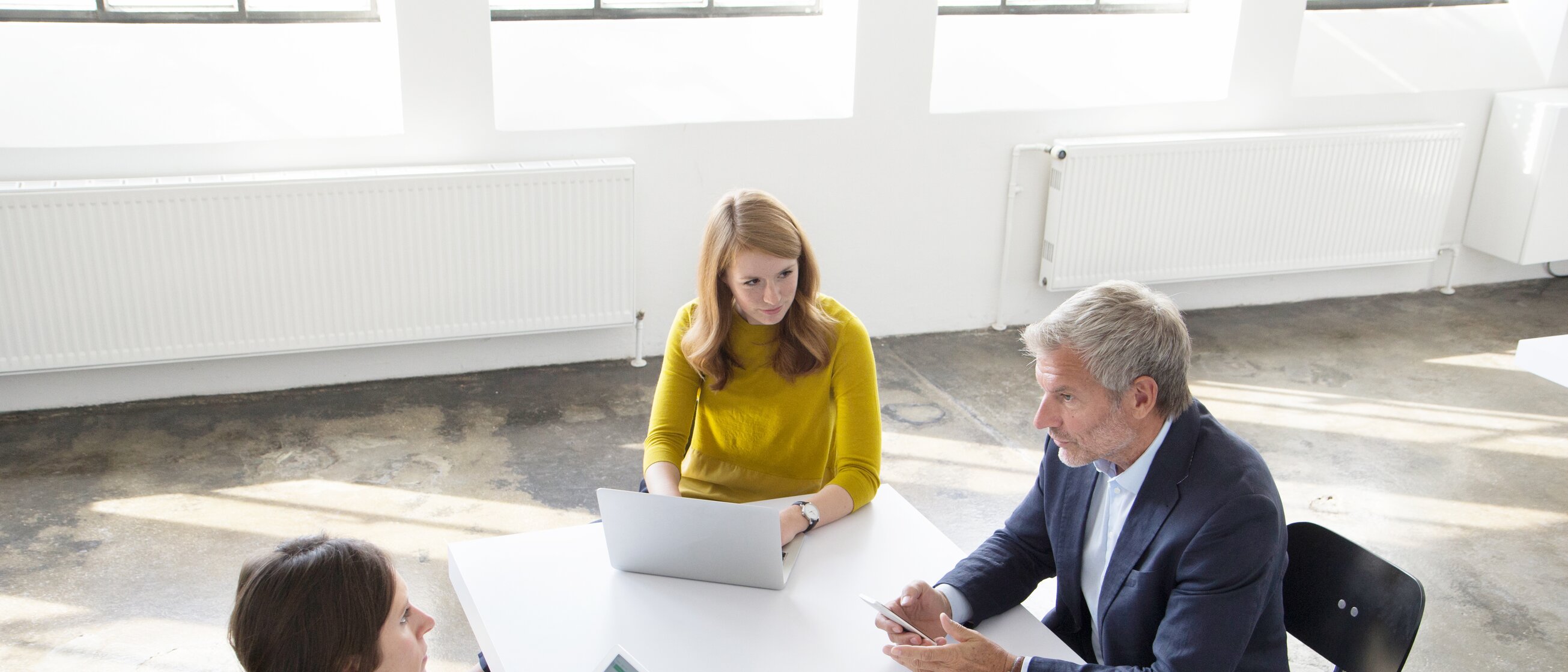 Drei Personen sitzen gemeinsam am Tisch und besprechen Finanzstrategien – praxisnahe Weiterbildung zum geprüften Fachmann bzw. zur geprüften Fachfrau für Finanzanlagen (IHK) mit Fokus auf Beratungskompetenz und Anlagestrategien.