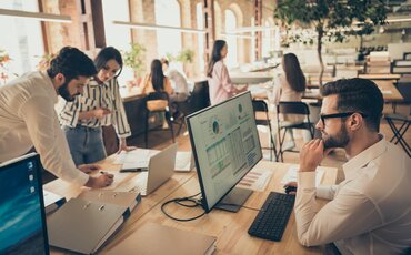 Team arbeitet gemeinsam an Budgetanalysen – Weiterbildung in Kosten- und Leistungsrechnung für effiziente Kalkulation und wirtschaftliche Unternehmenssteuerung.