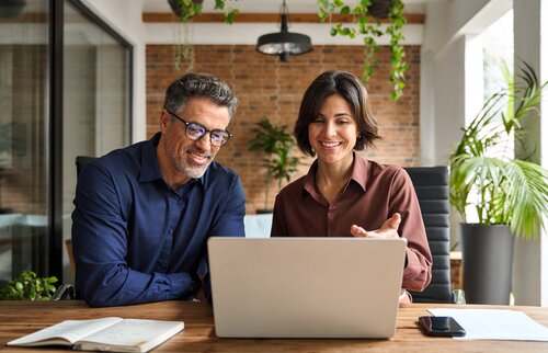 Zwei Personen bei einem Online-Seminar mit IHK-Zertifikat – praxisorientierte Weiterbildung mit der IHK Akademie München