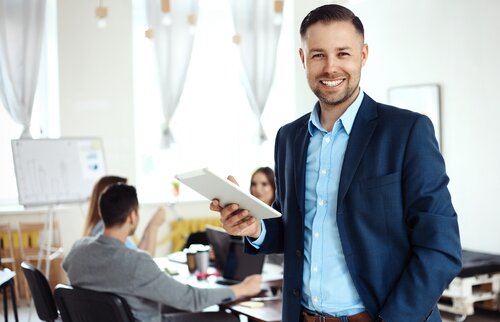 Trainer mit Tablet beim Westerham Management Training – praxisorientierte Weiterbildung für Führungskräfte in der Akademie Westerham