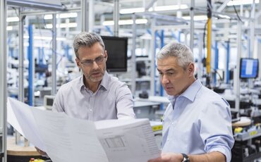 Fachkräfte erwerben in der Weiterbildung elektrotechnisches Wissen für sicheres Arbeiten in der Industrie.