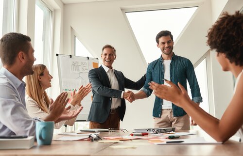 Gruppe von Fach- und Führungskräften arbeitet gemeinsam in moderner Büroumgebung