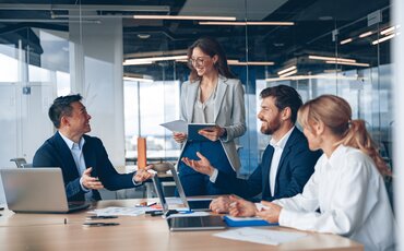 Teilnehmende einer Weiterbildung zur Unternehmensführung an der IHK Akademie München besprechen Strategien zur erfolgreichen Unternehmenssteuerung und Entscheidungsfindung im modernen Management.
