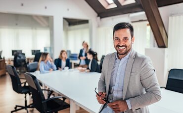 Führungskräfte stärken in der Weiterbildung ihre Kompetenzen für wirkungsvolle Mitarbeiterführung und Motivation.