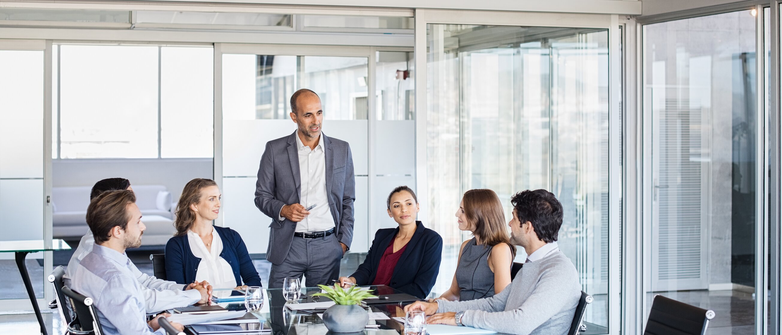 Ein Seminarleiter vermittelt Führungskräften in einer Weiterbildung der IHK Akademie München praxisorientierte Strategien für erfolgreiche Teamführung und Kommunikation im Unternehmen.