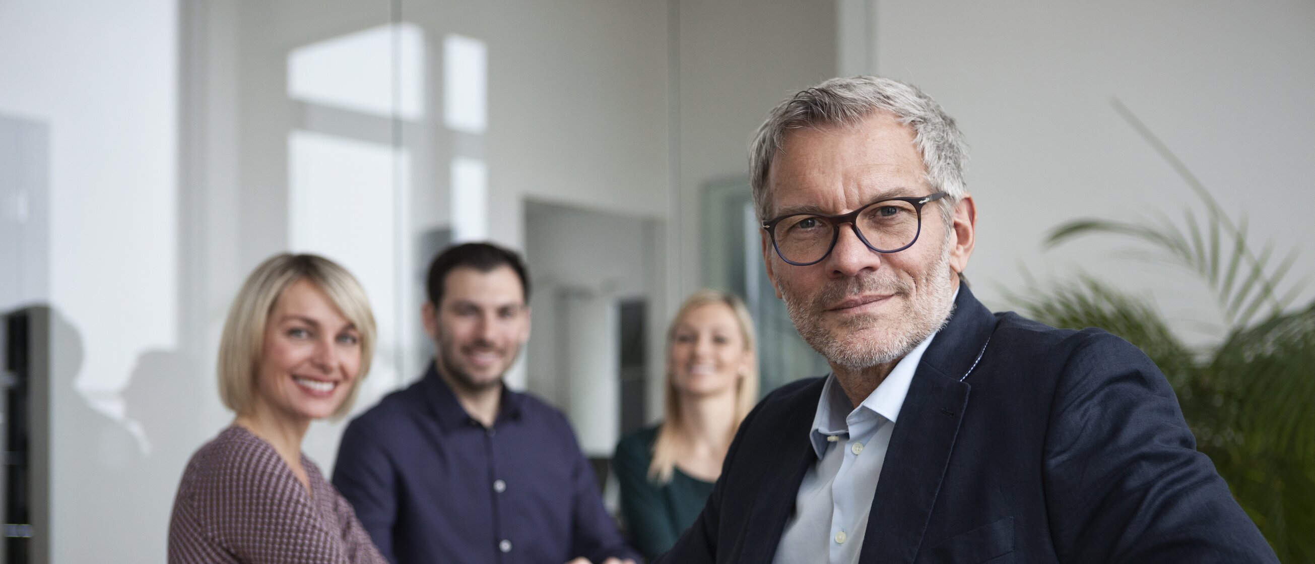 Teilnehmende eines IHK-Trainingsprogramms der Akademie Westerham in einem modernen Seminarraum