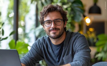 Technischer Fachwirt erweitert in der Weiterbildung sein technisches und kaufmännisches Wissen für das technische Management.