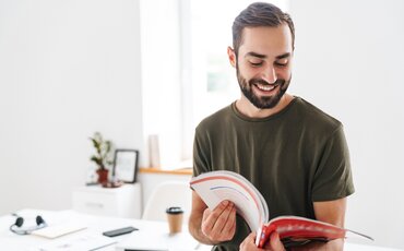 Fachkraft informiert sich in der Weiterbildung über spezialisierte Fachwirtabschlüsse für verschiedene Branchen.